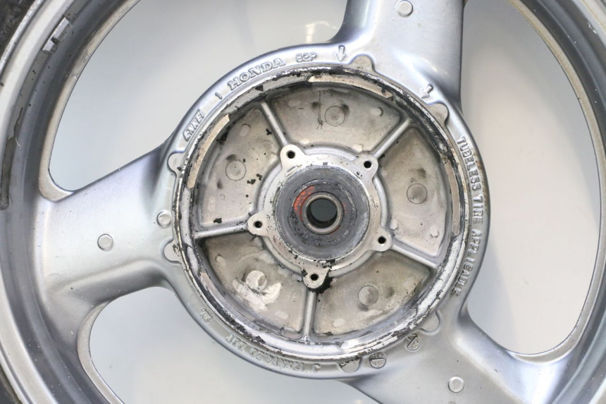 photo de OBRĘCZ TYLNA I OPONA HONDA ST PAN EUROPEAN 1100 (1990 - 2002) - Alternatywny kąt