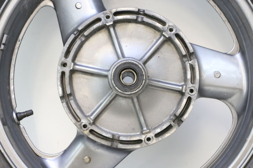 photo de OBRĘCZ TYLNA I OPONA HONDA ST PAN EUROPEAN 1100 (1990 - 2002) - Zbliżenie techniczne