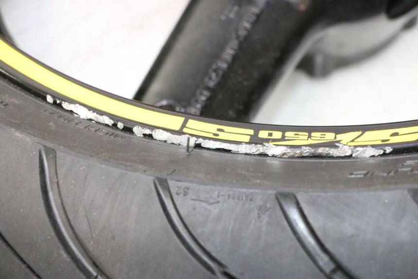 photo de OBRĘCZ TYLNA I OPONA SUZUKI SV S 650 (2003 - 2009) - Zbliżenie techniczne