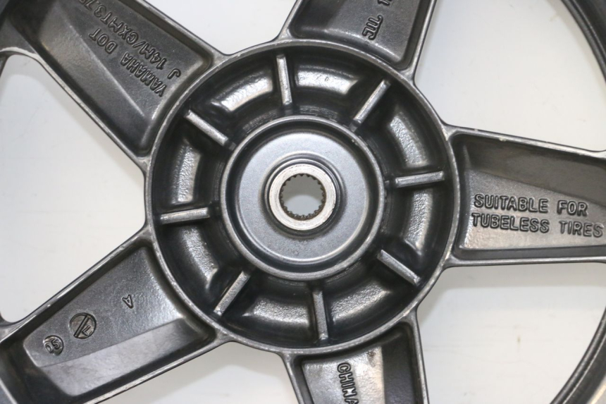 photo de OBRĘCZ TYLNA I OPONA YAMAHA XMAX X-MAX 125 (2006 - 2009) - Szczegóły charakterystyczne