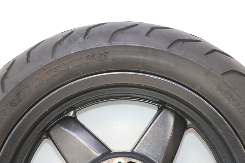 photo de OBRĘCZ TYLNA I OPONA YAMAHA XMAX X-MAX 125 (2006 - 2009) - Struktura - zbliżenie