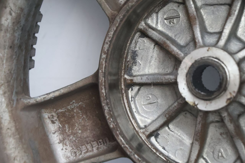 photo de OBRĘCZ TYLNA I OPONA PIAGGIO X8 STREET 125 (2006 - 2007) - Widok z bliska