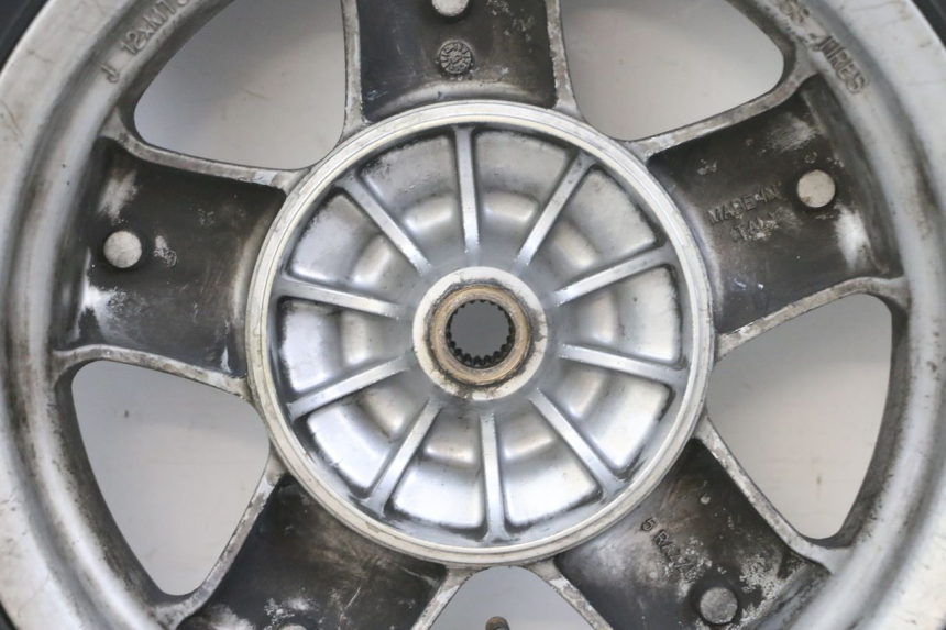 photo de OBRĘCZ TYLNA I OPONA YAMAHA YP MAJESTY 125 (2002 - 2006) - Zbliżenie komponentów