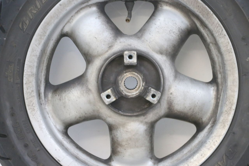 photo de OBRĘCZ TYLNA I OPONA YAMAHA YP MAJESTY 125 (2002 - 2006) - Widok z bliska