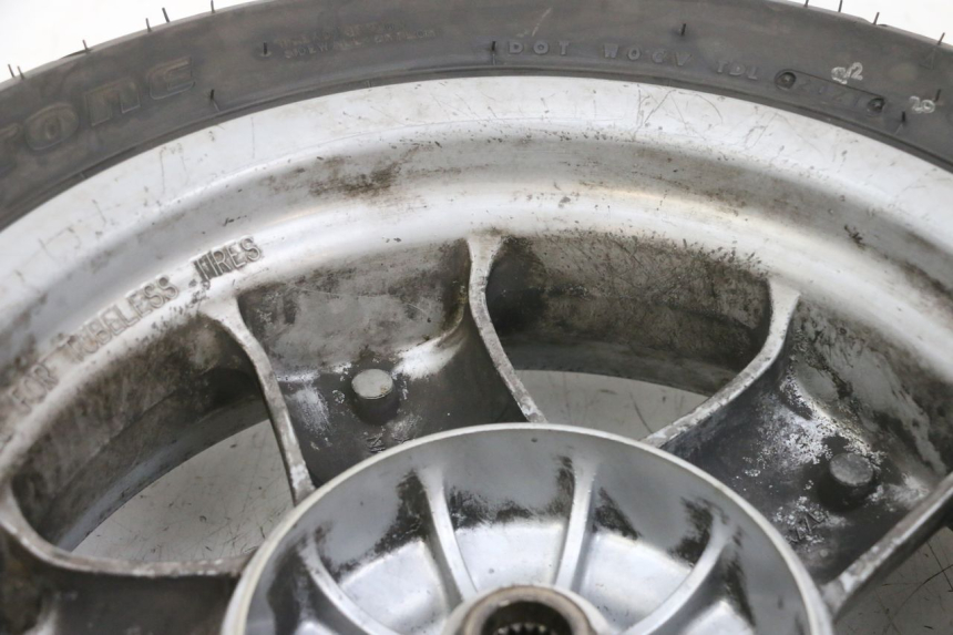 photo de OBRĘCZ TYLNA I OPONA YAMAHA YP MAJESTY 125 (2002 - 2006) - Zbliżenie techniczne