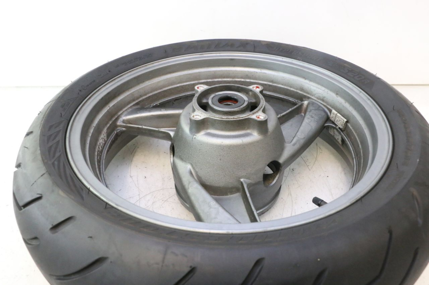 photo de OBRĘCZ TYLNA I OPONA KAWASAKI ZZR 600 (1995 - 2004) - Zbliżenie komponentów