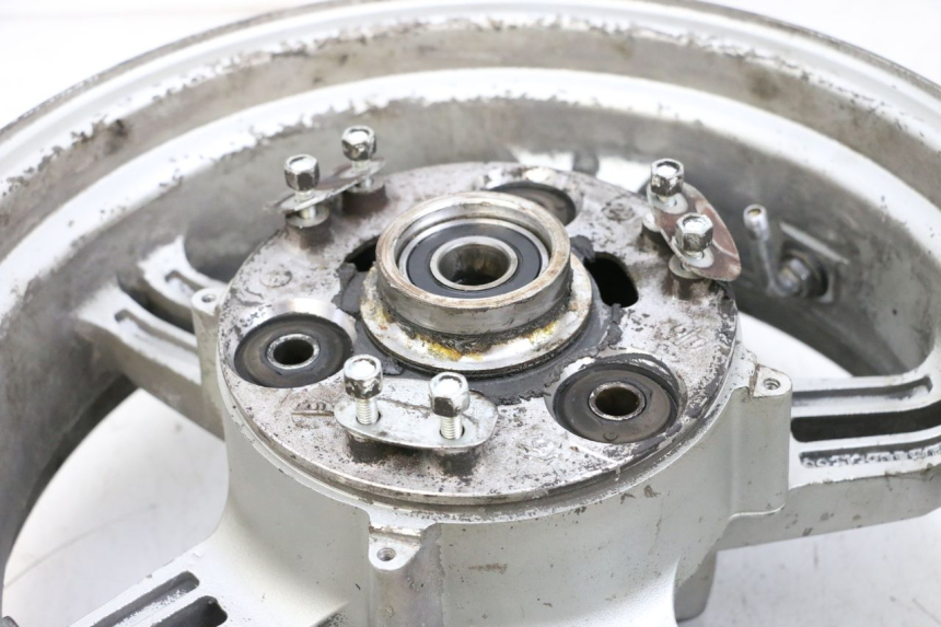 photo de OBRĘCZ TYLNA SUZUKI BURGMAN EXECUTIVE ABS 650 (2006 - 2012) - Zbliżenie komponentów