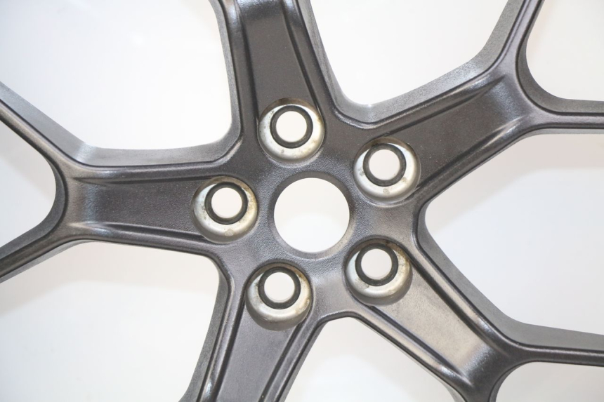 photo de OBRĘCZ TYLNA HONDA CB R 1000 (2018 - 2023) - Zbliżenie komponentów