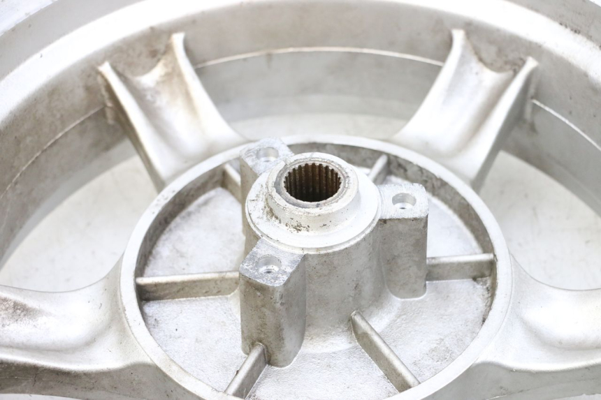 photo de OBRĘCZ TYLNA JM MOTORS GTS 125 (2015 - 2019) - Zoom stanu zużycia