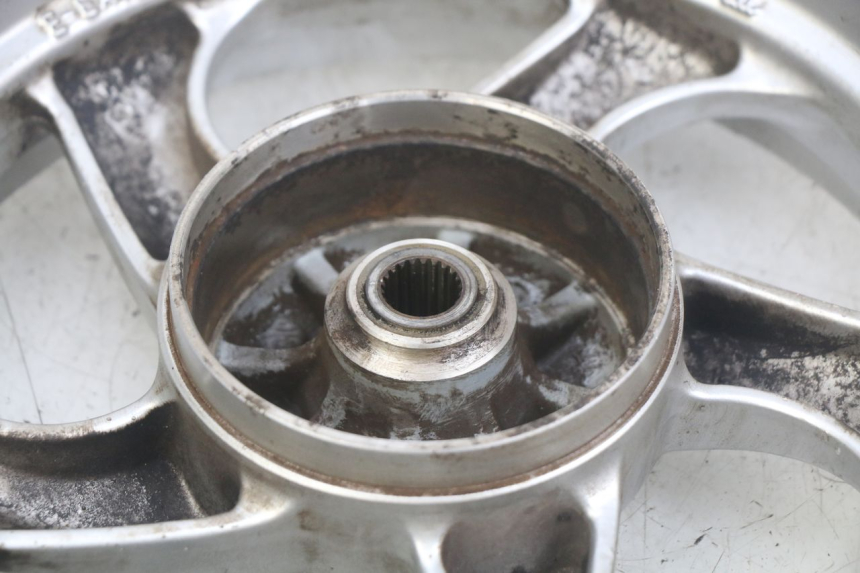 photo de OBRĘCZ TYLNA SYM MIO 50 (2011 - 2017) - Widok z bliska