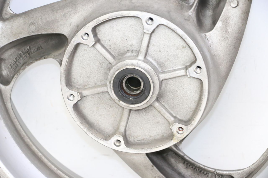 photo de OBRĘCZ TYLNA HONDA NTV DEAUVILLE 650 (2001 - 2006) - Struktura - zbliżenie