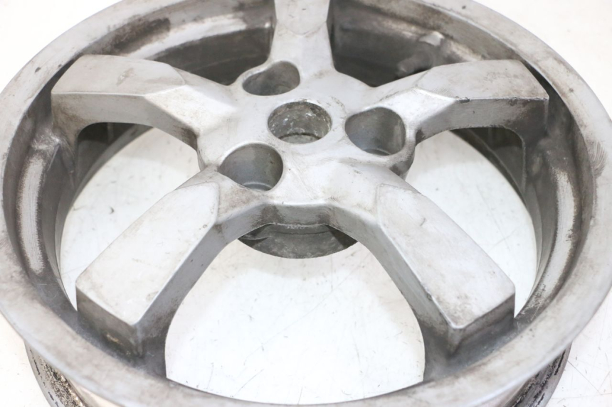 photo de OBRĘCZ TYLNA PEUGEOT SATELIS 125 (2006 - 2009) - Szczegóły charakterystyczne