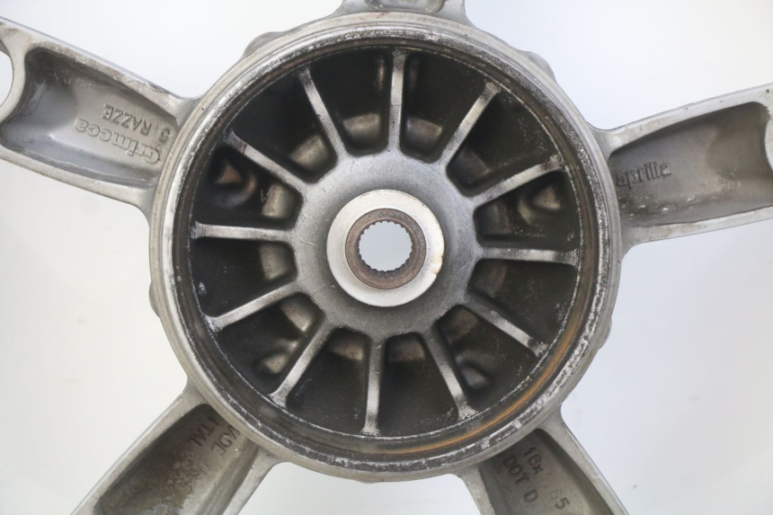 photo de OBRĘCZ TYLNA APRILIA SCARABEO 100 (2003 - 2012) - Szczegóły charakterystyczne