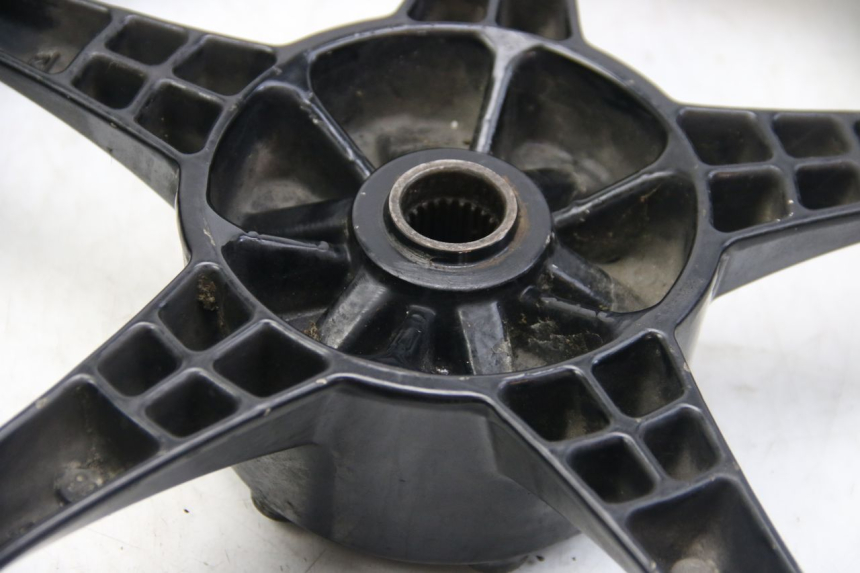 photo de OBRĘCZ TYLNA SUZUKI SIXTEEN 125 (2008 - 2010) - Struktura - zbliżenie