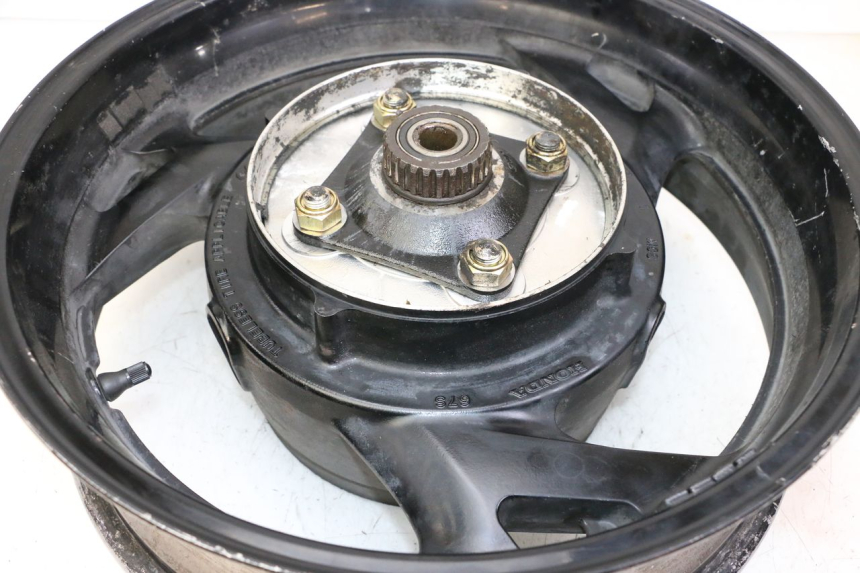 photo de OBRĘCZ TYLNA HONDA ST PAN EUROPEAN 1300 (2002 - 2013) - Zbliżenie komponentów