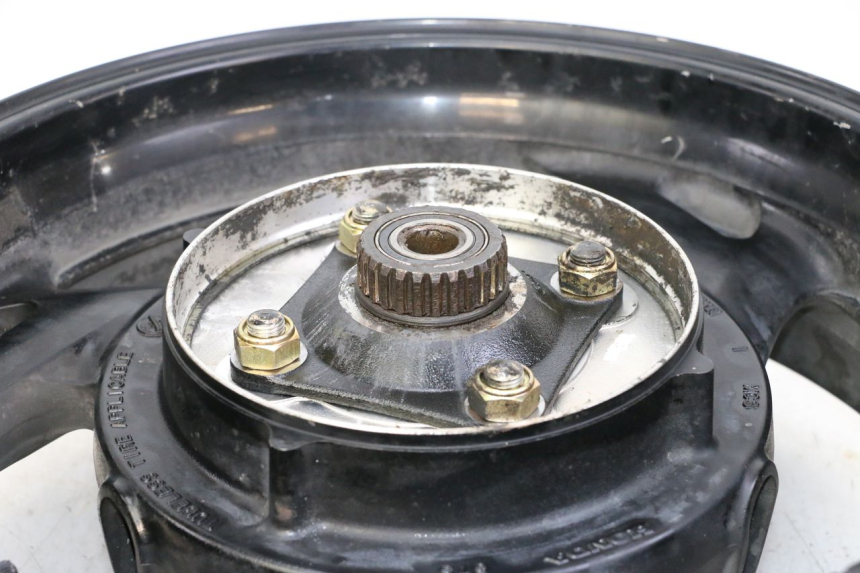 photo de OBRĘCZ TYLNA HONDA ST PAN EUROPEAN 1300 (2002 - 2013) - Struktura - zbliżenie