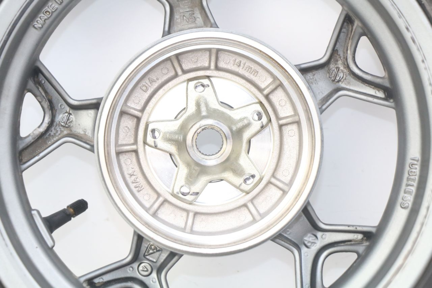 photo de OBRĘCZ TYLNA APRILIA SXR 50 (2021 - 2023) - Szczegóły charakterystyczne