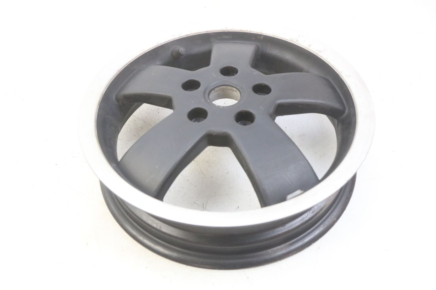 photo de OBRĘCZ TYLNA PIAGGIO VESPA GTS SUPER IE 125 (2009 - 2016) - Zbliżenie techniczne