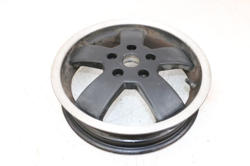 photo de OBRĘCZ TYLNA PIAGGIO VESPA GTS SUPER IE 125 (2009 - 2016) - Struktura - zbliżenie