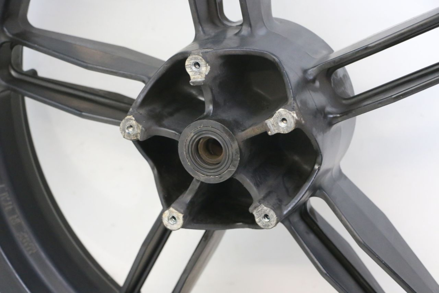 photo de OBRĘCZ TYLNA YAMAHA TZR 50 (2008 - 2016) - Szczegóły charakterystyczne