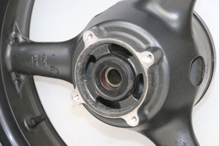 photo de OBRĘCZ TYLNA KAWASAKI ZR 7 750 (1999 - 2004) - Struktura - zbliżenie