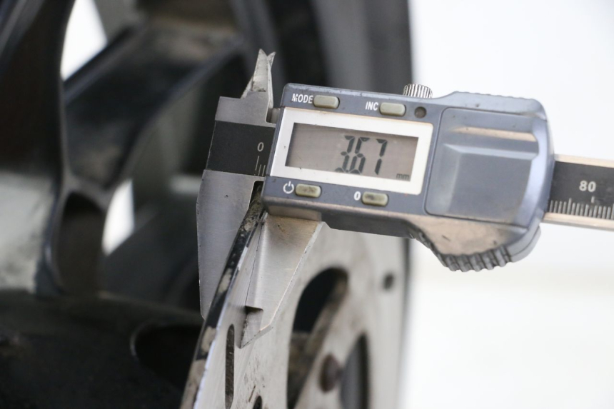 photo de OBRĘCZ PRZEDNIA APRILIA SR MOTARD 50 (2012 - 2018) - Zbliżenie techniczne