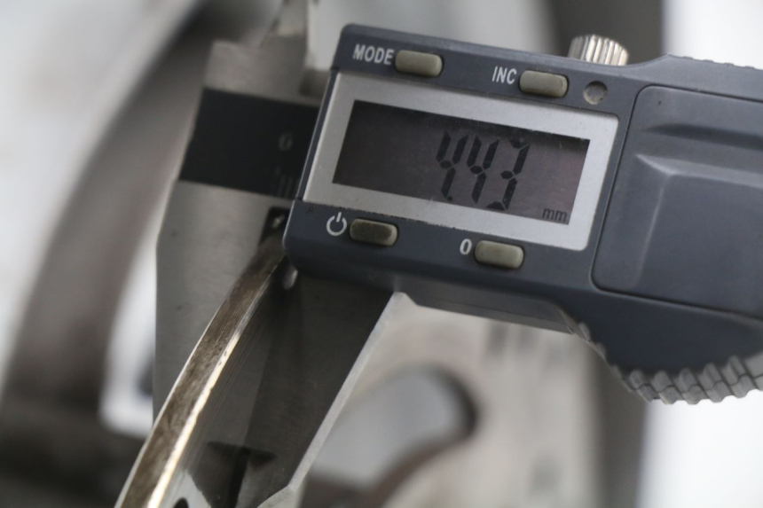 photo de OBRĘCZ PRZEDNIA APRILIA ATLANTIC 125 (2003 - 2009) - Szczegół części