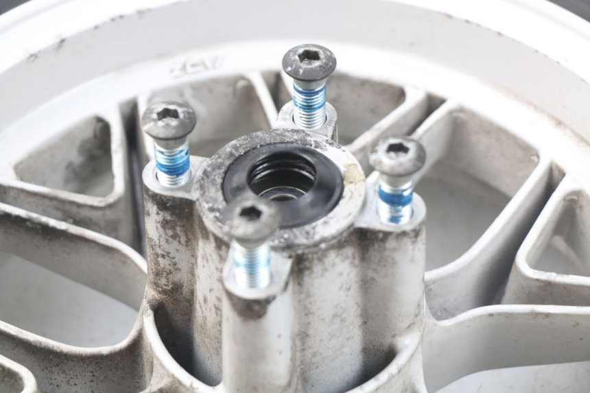 photo de OBRĘCZ PRZEDNIA MBK BOOSTER SPIRIT 50 (2004 - 2017) - Zbliżenie techniczne