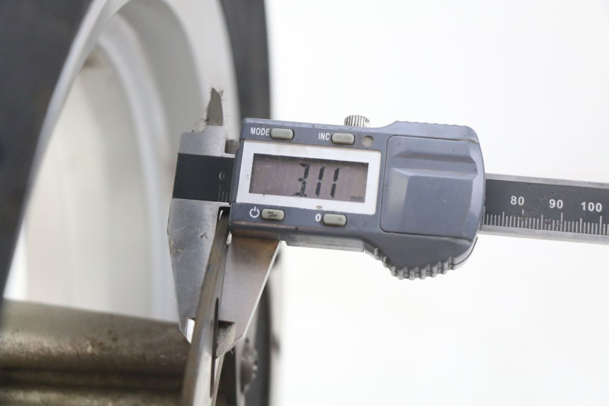 photo de OBRĘCZ PRZEDNIA PEUGEOT E-VIVACITY 1 (2012 - 2018) - Zoom stanu zużycia