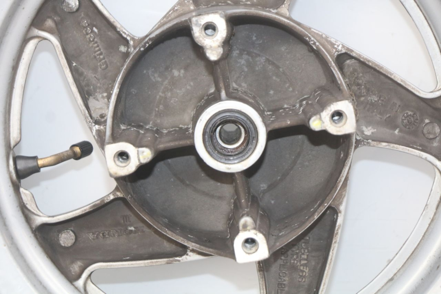 photo de OBRĘCZ PRZEDNIA HONDA FES PANTHEON 2T 125 (1998 - 2002) - Oznaczenia i referencje