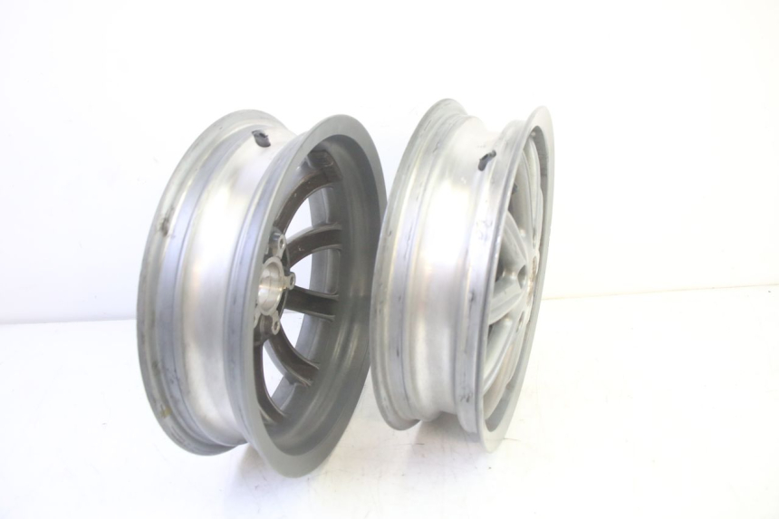 photo de OBRĘCZ PRZEDNIA PIAGGIO MP3 LT 400 (2007 - 2012) - Szczegóły charakterystyczne