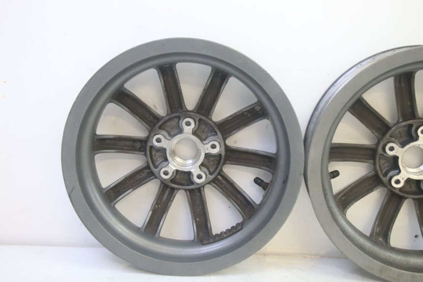 photo de OBRĘCZ PRZEDNIA PIAGGIO MP3 LT 400 (2007 - 2012) - Widok z bliska