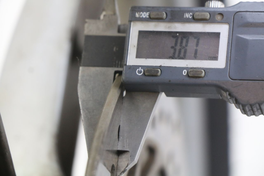 photo de OBRĘCZ PRZEDNIA APRILIA SCARABEO 100 (2003 - 2012) - Szczegół części