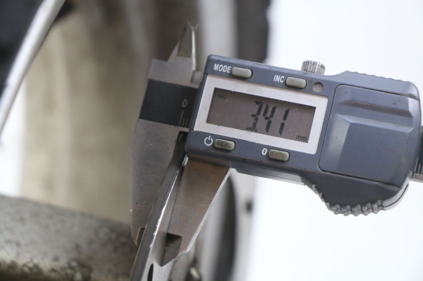 photo de OBRĘCZ PRZEDNIA PEUGEOT VIVACITY NEW 2T 50 (2008 - 2017) - Zoom stanu zużycia