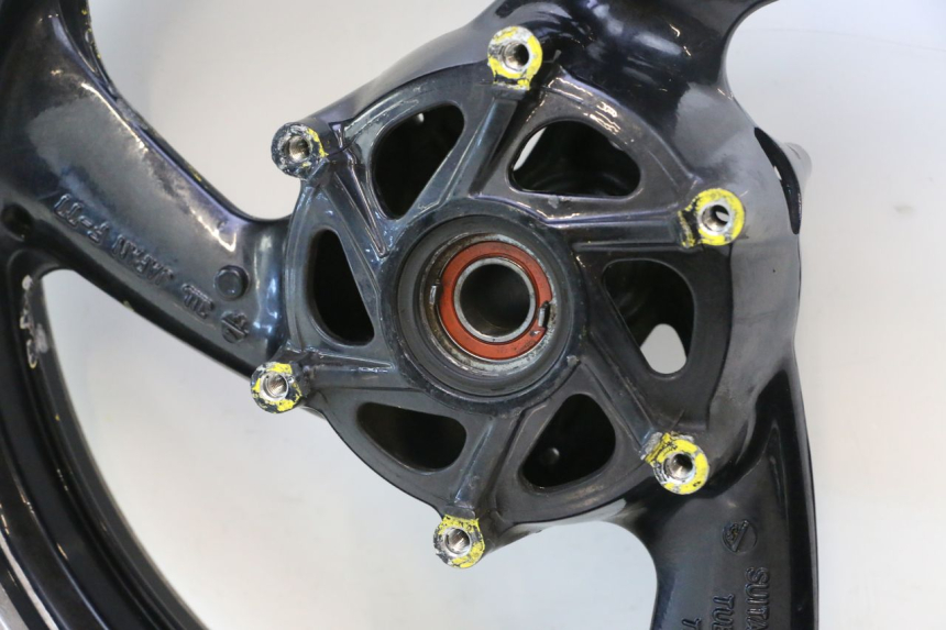 photo de PRZEDNIA FELGA YAMAHA XJR 1300 (1998 - 2002) - Struktura - zbliżenie