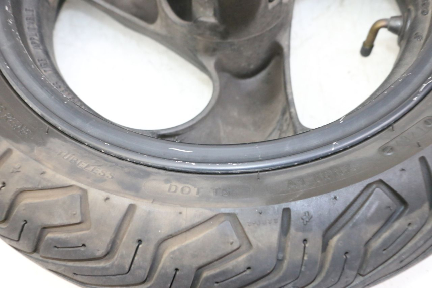 photo de OBRĘCZ PRZEDNIA I OPONA KYMCO AGILITY 4T 50 (2005 - 2018) - Zoom stanu zużycia