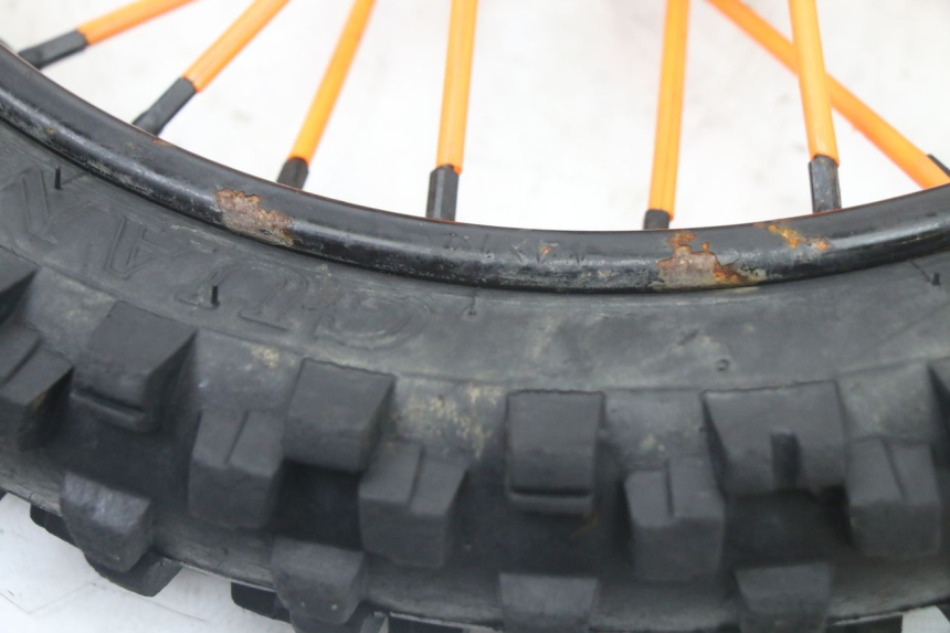 photo de OBRĘCZ PRZEDNIA I OPONA APOLLO RFZ 125 - Zbliżenie techniczne