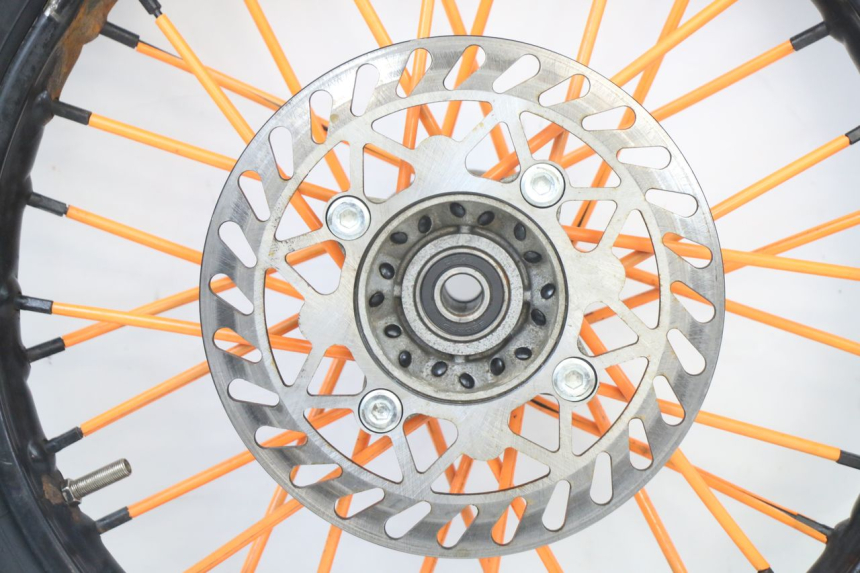 photo de OBRĘCZ PRZEDNIA I OPONA APOLLO RFZ 125 - Stan powierzchni