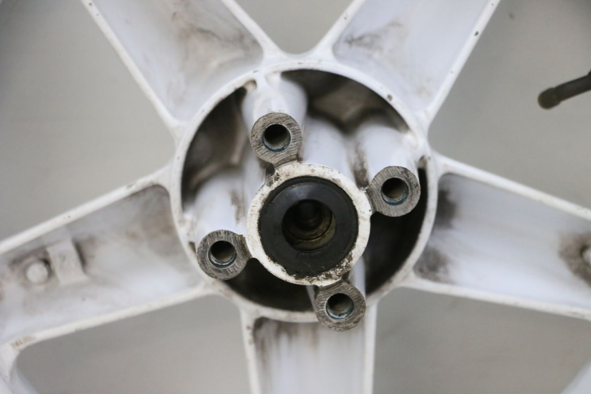 photo de OBRĘCZ PRZEDNIA I OPONA MBK BOOSTER SPIRIT NAKED 50 (2004 - 2017) - Szczegóły charakterystyczne