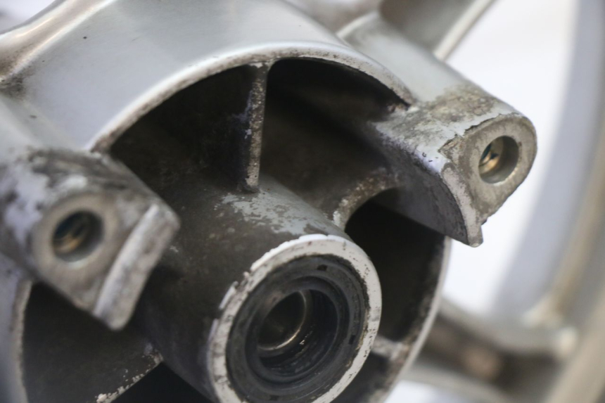 photo de OBRĘCZ PRZEDNIA I OPONA SUZUKI BURGMAN 125 (2007 - 2014) - Szczegóły charakterystyczne