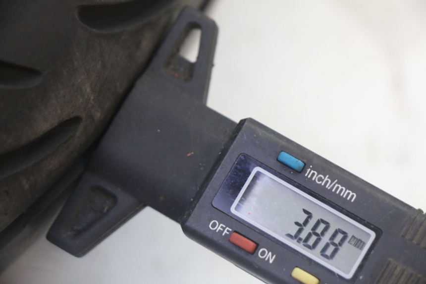 photo de OBRĘCZ PRZEDNIA I OPONA SUZUKI BURGMAN 125 (2007 - 2014) - Struktura - zbliżenie