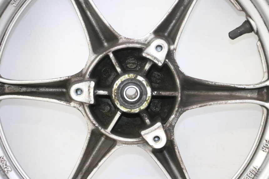 photo de OBRĘCZ PRZEDNIA I OPONA SUZUKI BURGMAN 125 (2007 - 2014) - Struktura - zbliżenie