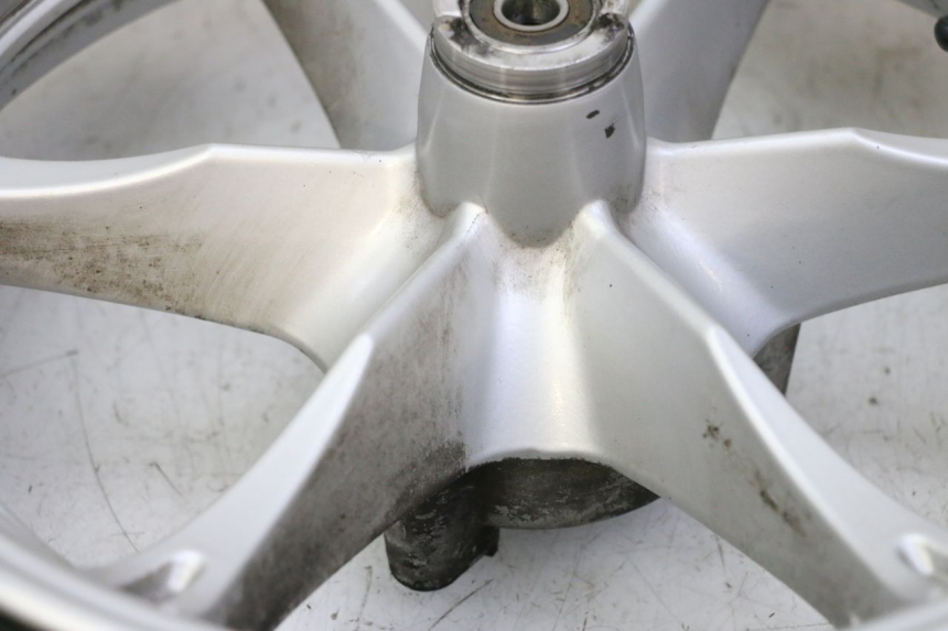 photo de OBRĘCZ PRZEDNIA I OPONA SUZUKI BURGMAN 125 (2007 - 2014) - Zoom stanu zużycia