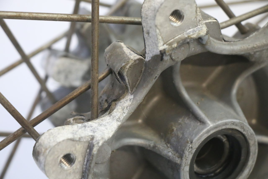 photo de OBRĘCZ PRZEDNIA I OPONA APRILIA ETX 125 (1998 - 2002) - Szczegóły charakterystyczne