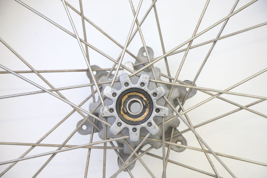 photo de OBRĘCZ PRZEDNIA I OPONA APRILIA ETX 125 (1998 - 2002) - Zbliżenie techniczne