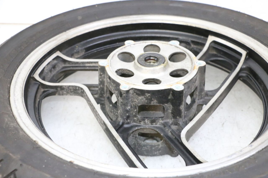 photo de OBRĘCZ PRZEDNIA I OPONA YAMAHA FJ 36Y 1100 (1984 - 1985) - Zbliżenie techniczne