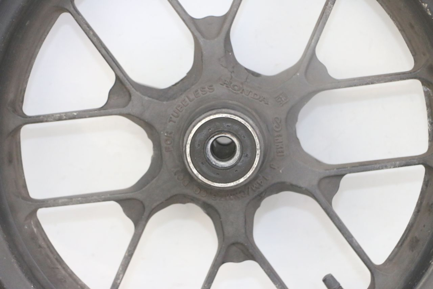 photo de OBRĘCZ PRZEDNIA I OPONA HONDA FORZA ABS 300 (2013 - 2017) - Zbliżenie komponentów