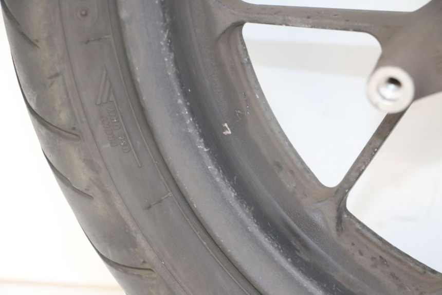 photo de OBRĘCZ PRZEDNIA I OPONA HONDA FORZA ABS 300 (2013 - 2017) - Widok z bliska