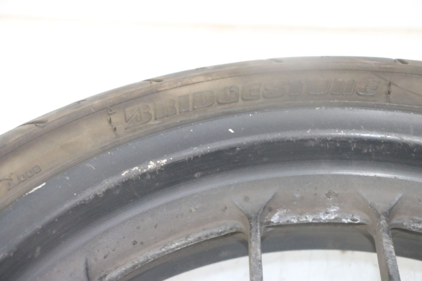 photo de OBRĘCZ PRZEDNIA I OPONA HONDA FORZA ABS 300 (2013 - 2017) - Zbliżenie techniczne