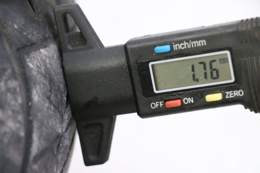 photo de OBRĘCZ PRZEDNIA I OPONA SYM JOYMAX 125 (2010 - 2017) - Zoom stanu zużycia